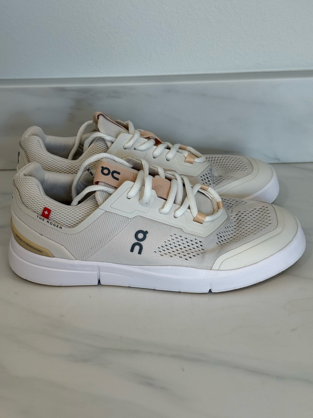On Running Womens The Roger Sneakers